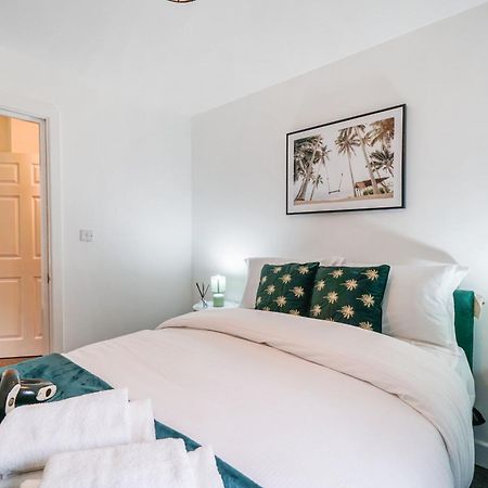 Livestay-New Private Apartment Building Minutes From Heathrow สลาว ภายนอก รูปภาพ