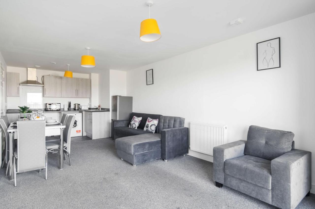 Livestay-New Private Apartment Building Minutes From Heathrow สลาว ภายนอก รูปภาพ