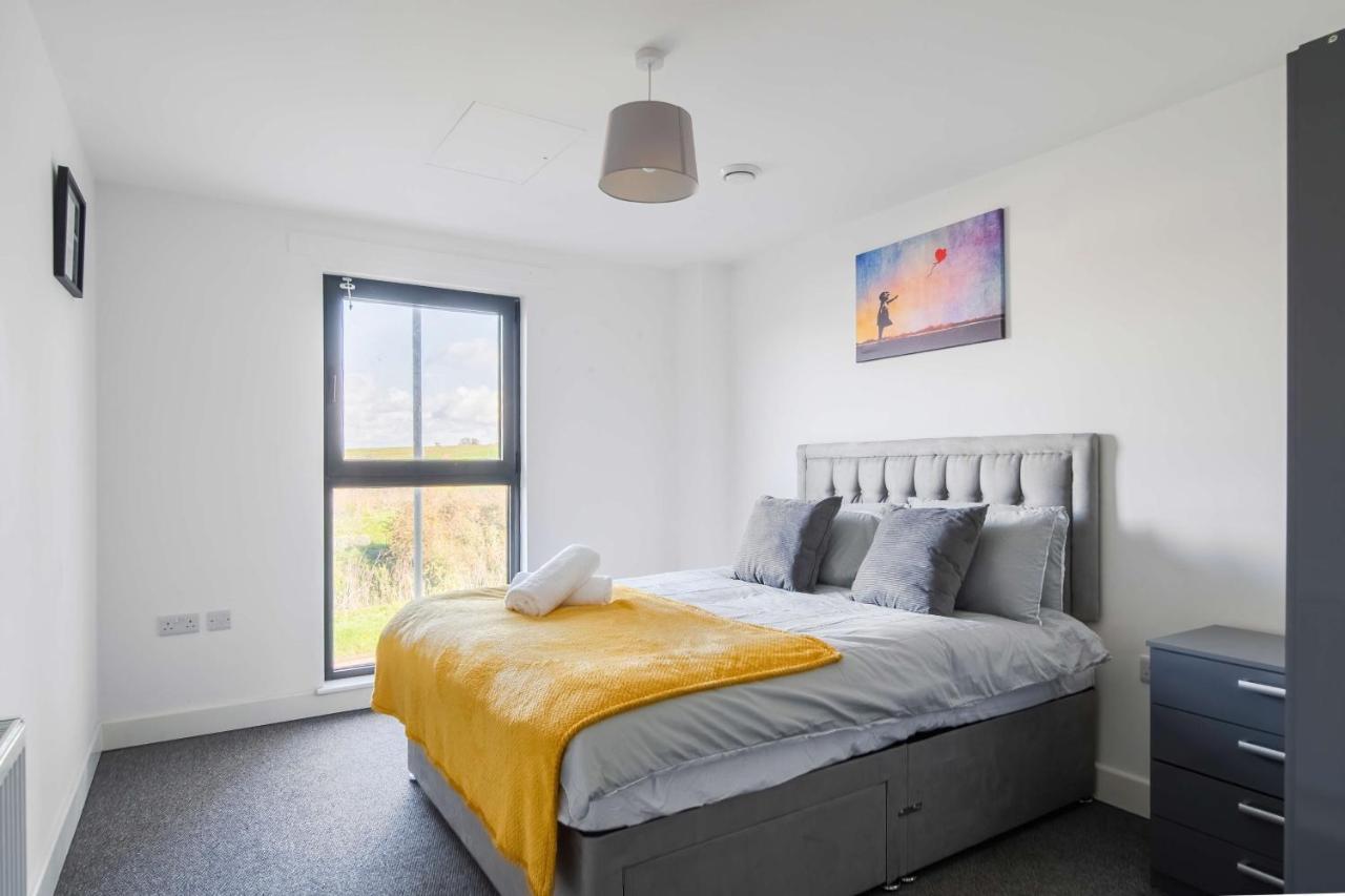 Livestay-New Private Apartment Building Minutes From Heathrow สลาว ภายนอก รูปภาพ
