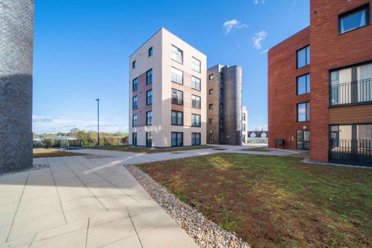 Livestay-New Private Apartment Building Minutes From Heathrow สลาว ภายนอก รูปภาพ