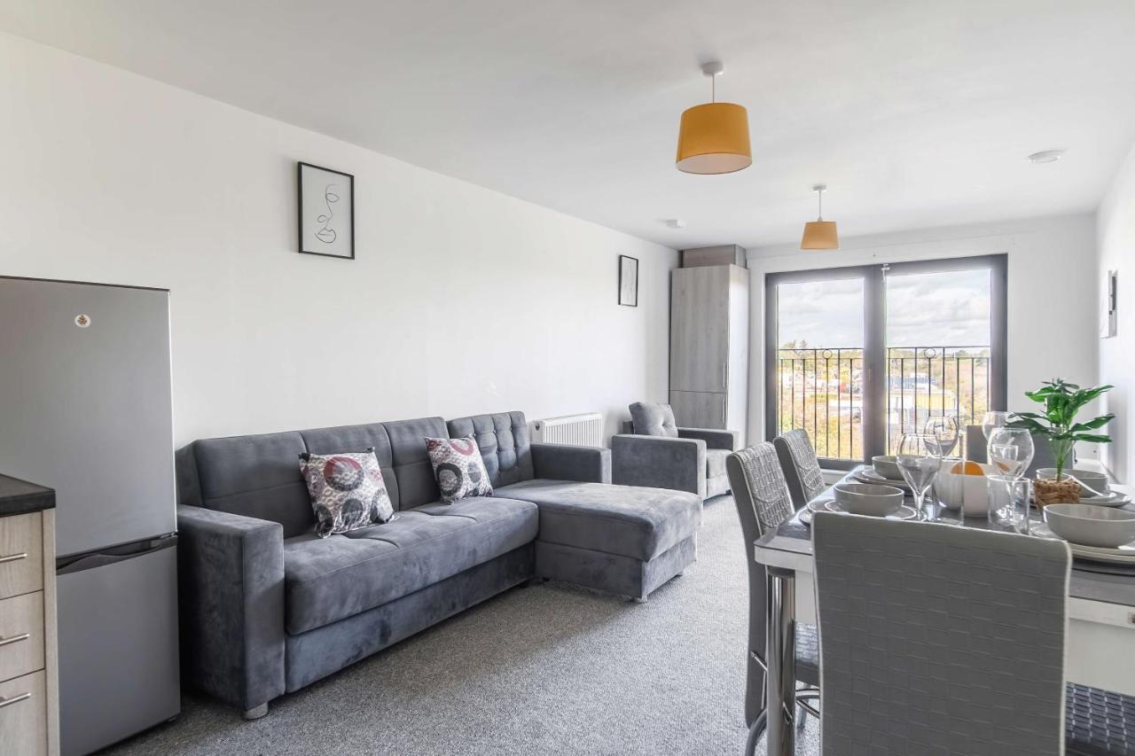 Livestay-New Private Apartment Building Minutes From Heathrow สลาว ภายนอก รูปภาพ