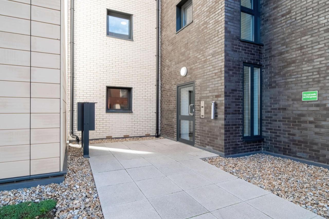 Livestay-New Private Apartment Building Minutes From Heathrow สลาว ภายนอก รูปภาพ