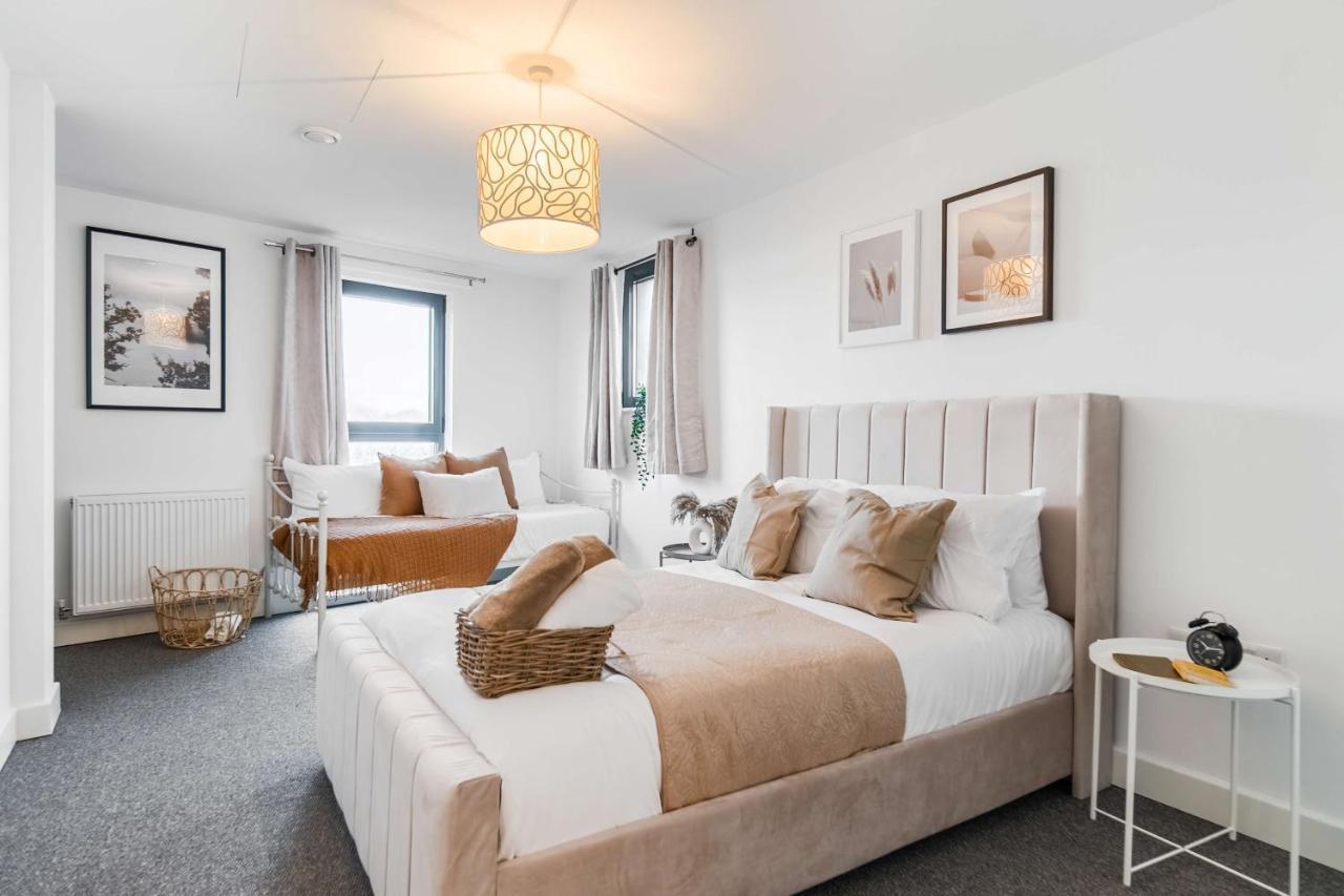 Livestay-New Private Apartment Building Minutes From Heathrow สลาว ภายนอก รูปภาพ