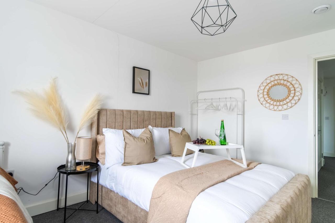 Livestay-New Private Apartment Building Minutes From Heathrow สลาว ภายนอก รูปภาพ