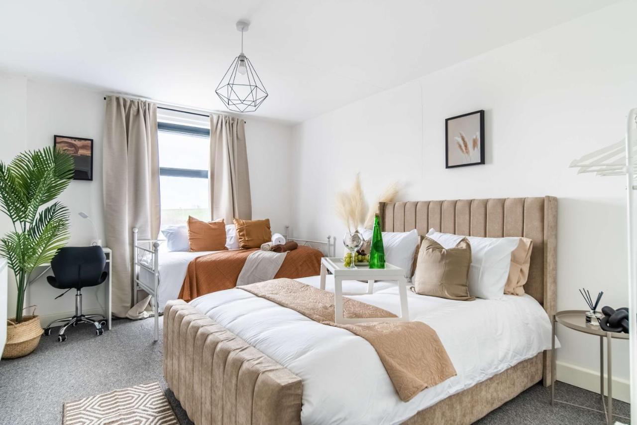 Livestay-New Private Apartment Building Minutes From Heathrow สลาว ภายนอก รูปภาพ