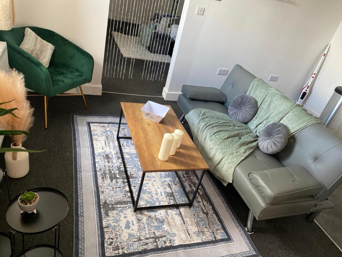 Livestay-New Private Apartment Building Minutes From Heathrow สลาว ภายนอก รูปภาพ