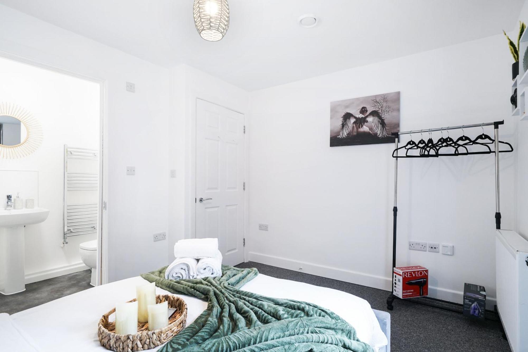Livestay-New Private Apartment Building Minutes From Heathrow สลาว ภายนอก รูปภาพ
