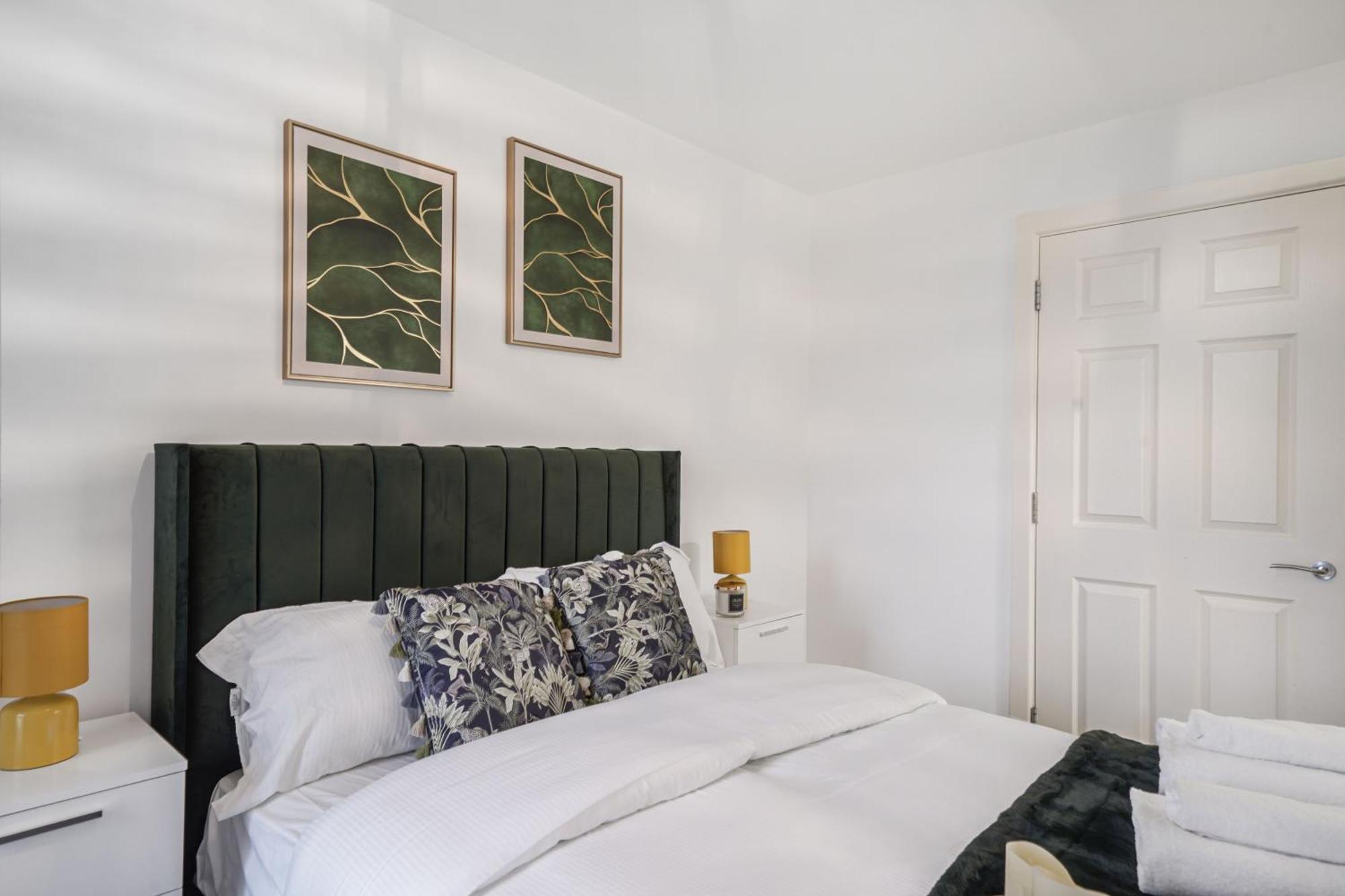 Livestay-New Private Apartment Building Minutes From Heathrow สลาว ภายนอก รูปภาพ