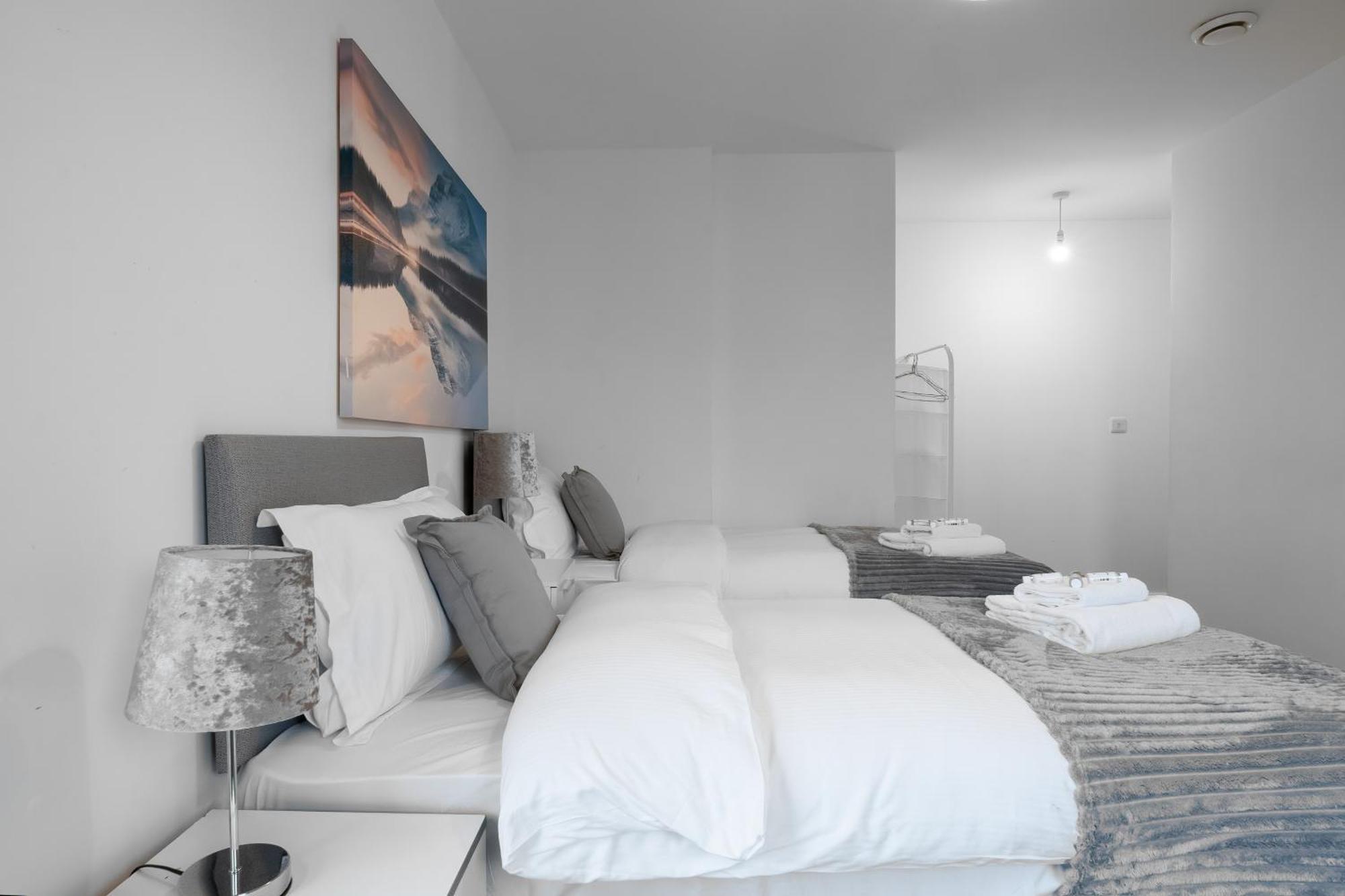 Livestay-New Private Apartment Building Minutes From Heathrow สลาว ภายนอก รูปภาพ