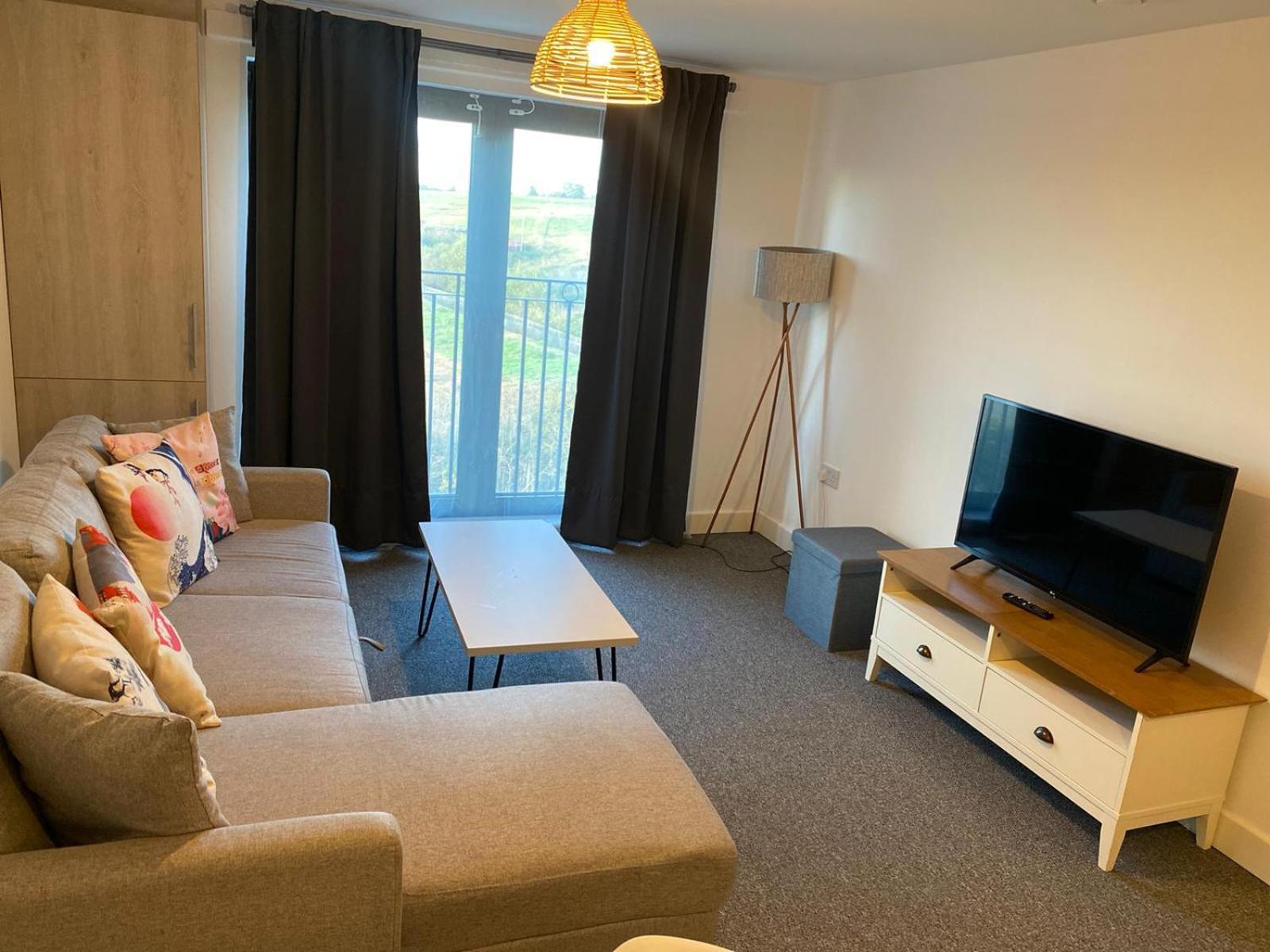 Livestay-New Private Apartment Building Minutes From Heathrow สลาว ภายนอก รูปภาพ