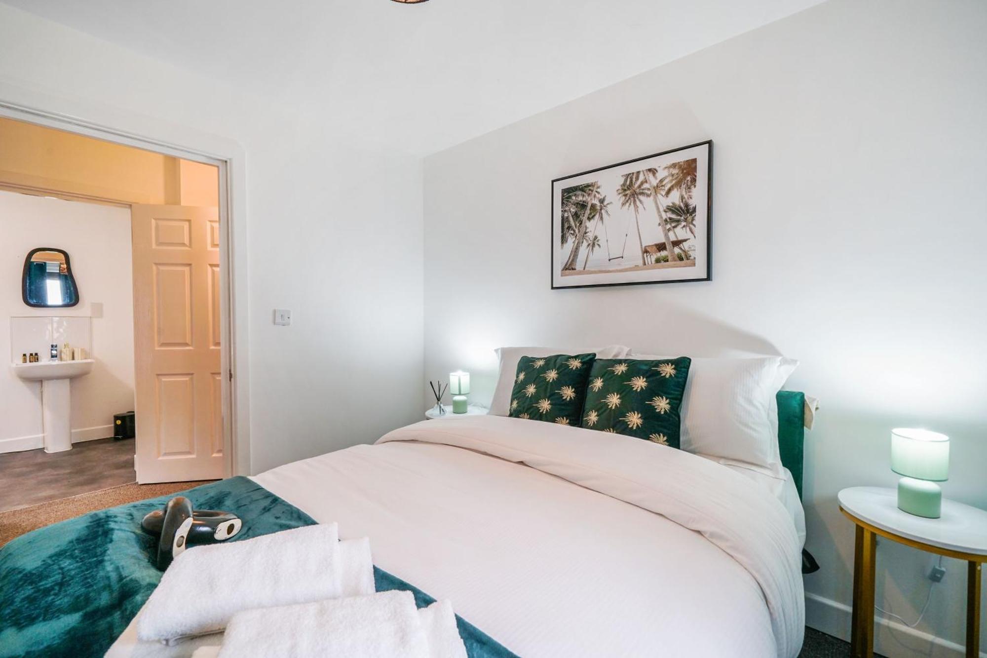Livestay-New Private Apartment Building Minutes From Heathrow สลาว ภายนอก รูปภาพ